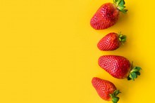 鲜草莓黄色背景高清图片