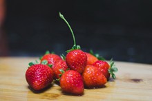 水灵灵的新鲜草莓图片素材
