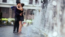 街头浪漫接吻情侣精美图片