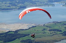滑翔伞高空降落图片素材