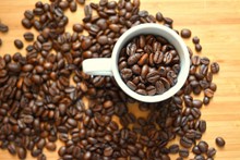 棕色咖啡豆粒高清图片