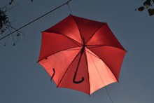 红色雨伞高清图片