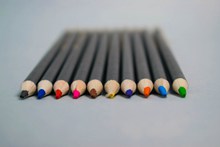 彩色铅笔整齐排放图片下载
