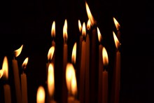 夜晚蜡烛火焰图片下载