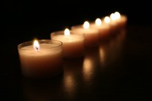 浪漫白色蜡烛火焰高清图