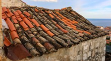 破旧屋顶瓦片高清图片