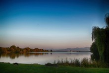 秋季黄昏湖泊景观图片