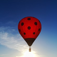 红色热气球飞升图片大全