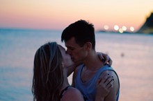 浪漫情侣海边接吻图片素材