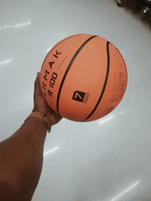 一只手拿篮球图片素材