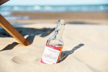 沙滩酒瓶特写图片下载