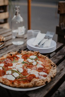 地中海风情蔬菜披萨高清图片