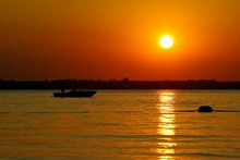 湖面黄昏日落景观图片素材