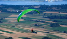 绿色滑翔伞降落精美图片