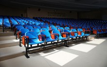 观众席蓝色座椅高清图片