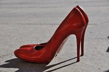 女士红色高跟鞋高清图