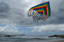 海面上高飞的风筝图片素材
