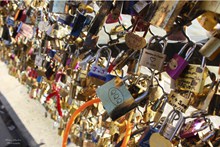 巴黎浪漫情侣挂锁高清图片