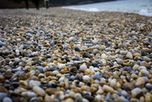 海边光滑鹅卵石高清图片