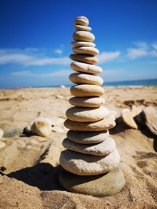 沙滩石头堆叠高清图