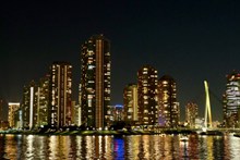 城市大楼灯光夜景高清图片