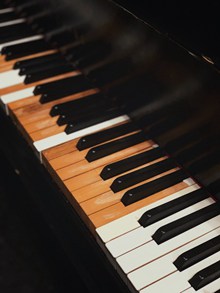 钢琴黑白琴键特写高清图片