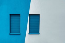 蓝色木头窗户图片