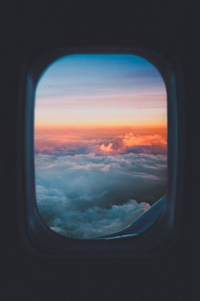 飞机窗户看云层图片素材