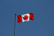 蓝天下加拿大国旗高清图