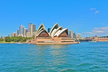 蓝天下悉尼歌剧院图片