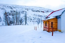 冬天雪地木屋精美图片