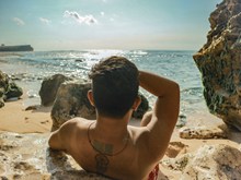 沙滩上晒太阳的男人图片素材
