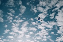 蓝天白云自由跳伞图片下载