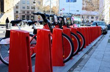 红色共享自行车图片