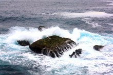 海洋海浪击石高清图片