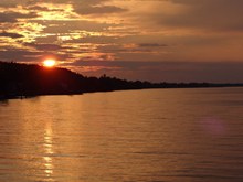 湖面日落景高清图片