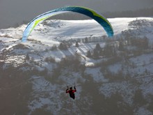 高地滑翔伞降落高清图片
