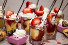草莓冰激凌甜点图片素材