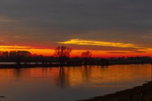 河面日落风景图片