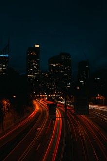 城市夜晚车流线高清图片