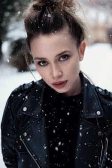 冬季下雪美女头像精美图片