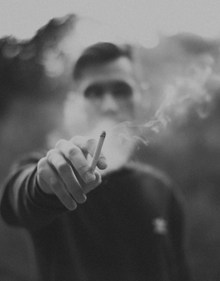 黑白抽烟男人精美图片