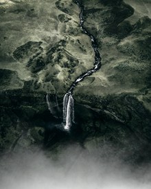 山间小溪流水航拍图图片