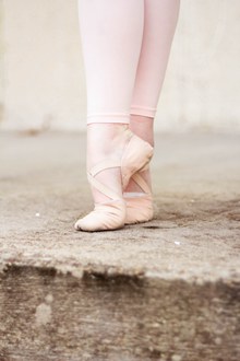 芭蕾舞者腿部特写图片素材