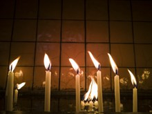 白蜡烛燃烧火焰高清图片