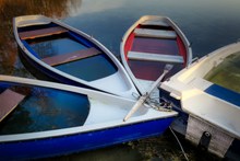 湖面停靠小船只精美图片