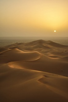 夕阳下的沙漠高清图