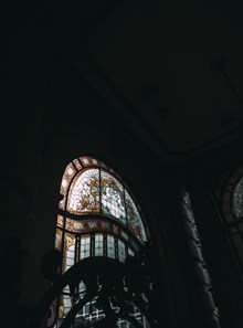 教堂拱形花窗高清图片