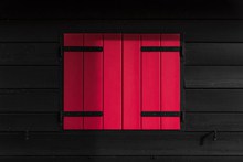 红色木头窗户图片素材