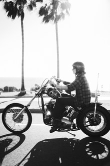 骑摩托车黑白人物摄影高清图片